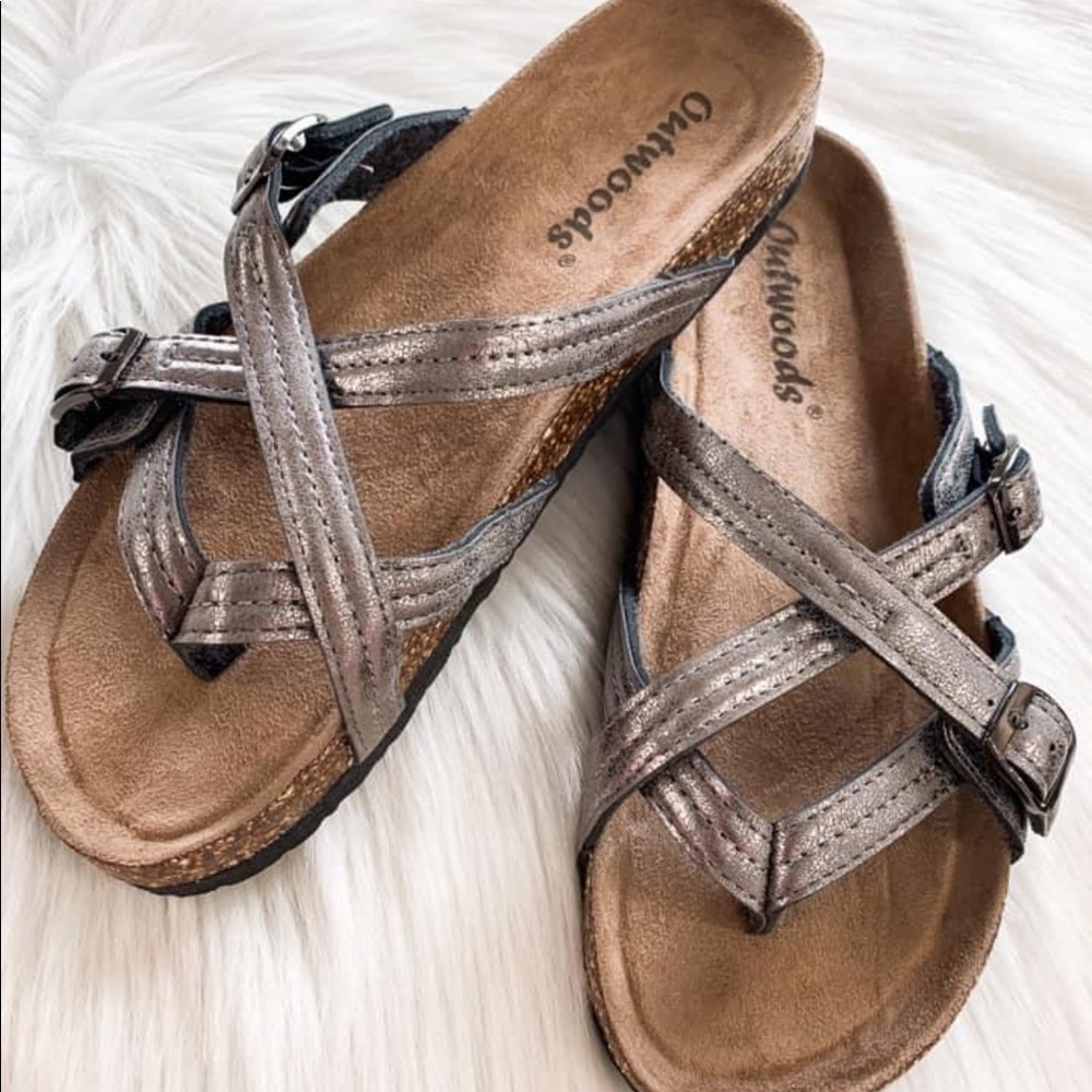 Size 6 women’s metallic sandals
